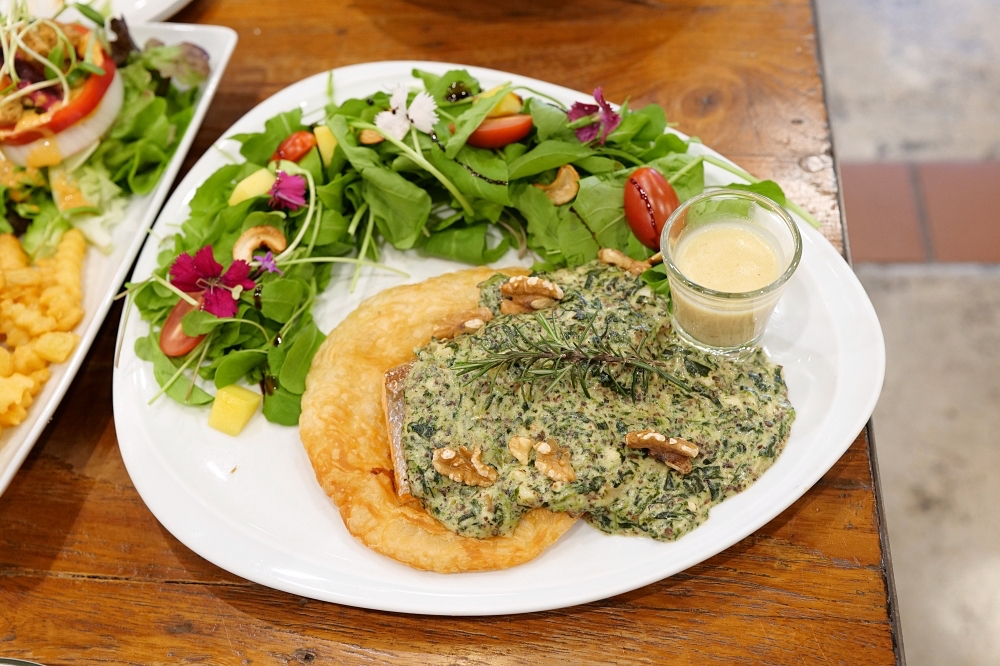 清邁美食｜Ohkajhu Nim City 三兄弟有機農場餐廳，豬肋排分量超大 @捲捲頭 ♡ 品味生活