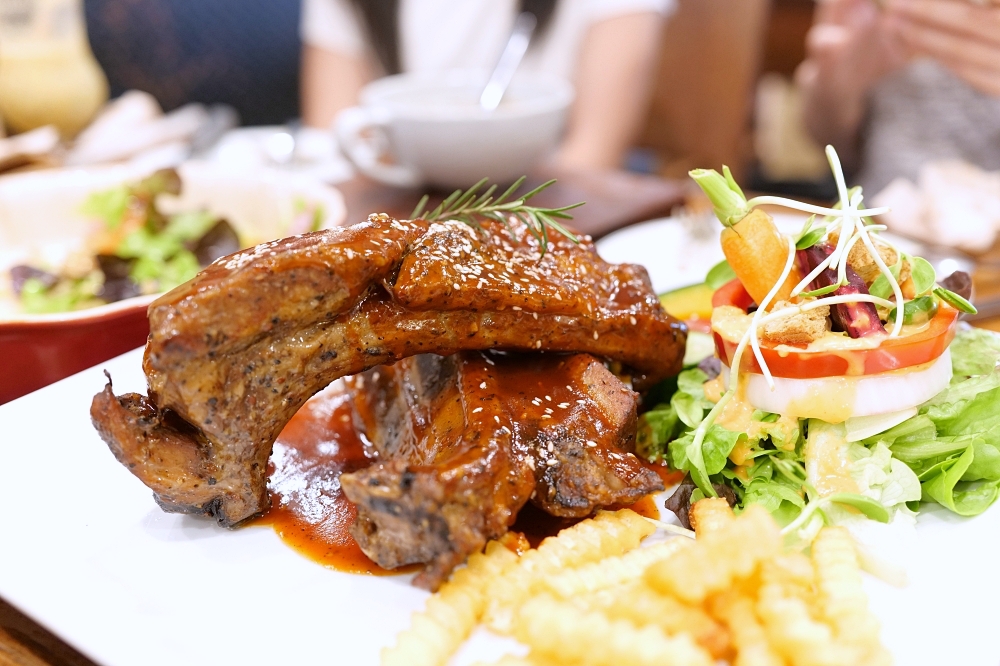 清邁美食｜Ohkajhu Nim City 三兄弟有機農場餐廳，豬肋排分量超大 @捲捲頭 ♡ 品味生活