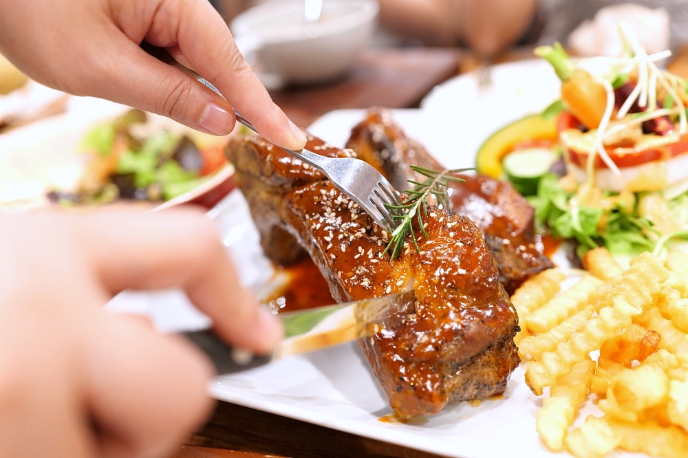 清邁美食｜Ohkajhu Nim City 三兄弟有機農場餐廳，豬肋排分量超大 @捲捲頭 ♡ 品味生活