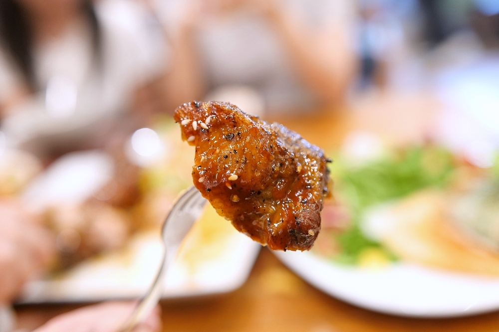 清邁美食｜Ohkajhu Nim City 三兄弟有機農場餐廳，豬肋排分量超大 @捲捲頭 ♡ 品味生活