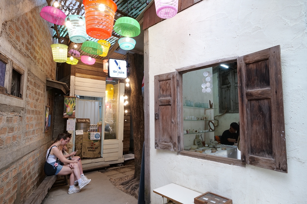 Baan Kang Wat 藝術村：交通停車超方便，40間職人小店逛到排隊 @捲捲頭 ♡ 品味生活