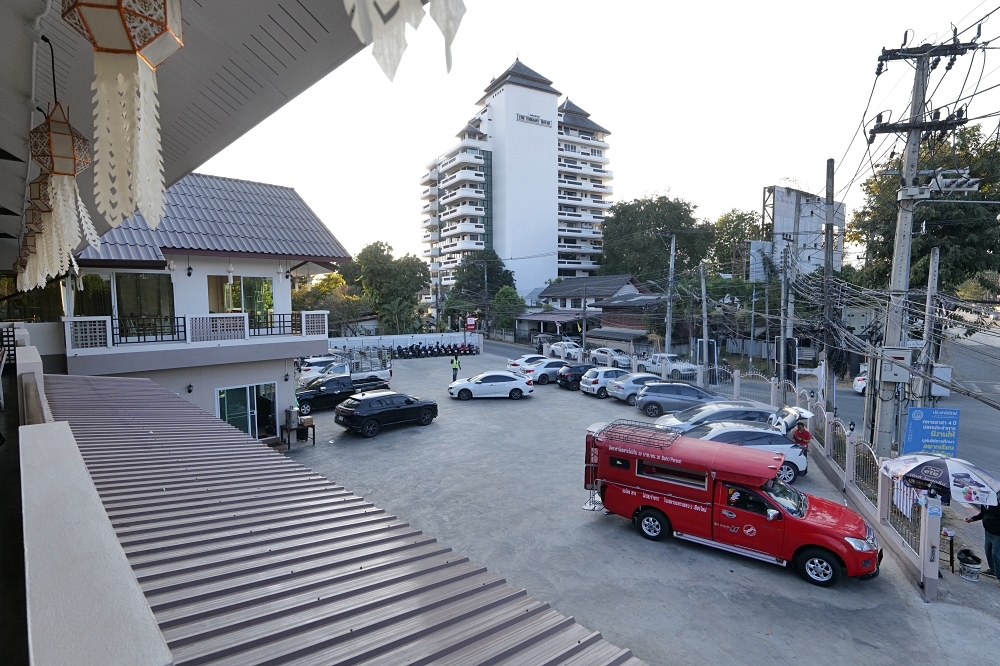 清邁美食推薦｜Neng&rsquo;s Clay Oven：酥脆到「喀啦」響的神級陶甕烤豬！ @捲捲頭 ♡ 品味生活