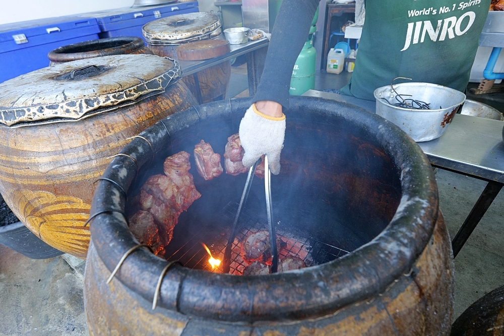 清邁美食推薦｜Neng&rsquo;s Clay Oven：酥脆到「喀啦」響的神級陶甕烤豬！ @捲捲頭 ♡ 品味生活