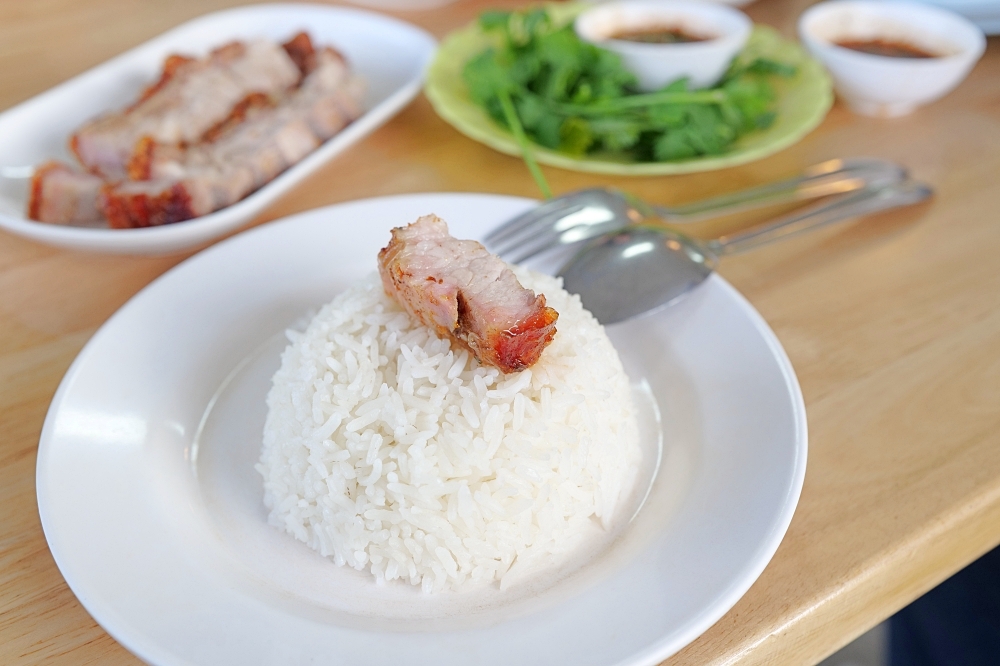 清邁美食推薦｜Neng&rsquo;s Clay Oven：酥脆到「喀啦」響的神級陶甕烤豬！ @捲捲頭 ♡ 品味生活