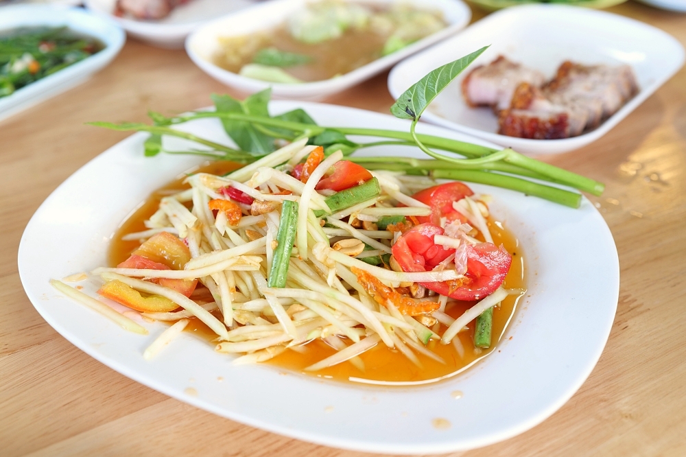 清邁美食推薦｜Neng&rsquo;s Clay Oven：酥脆到「喀啦」響的神級陶甕烤豬！ @捲捲頭 ♡ 品味生活