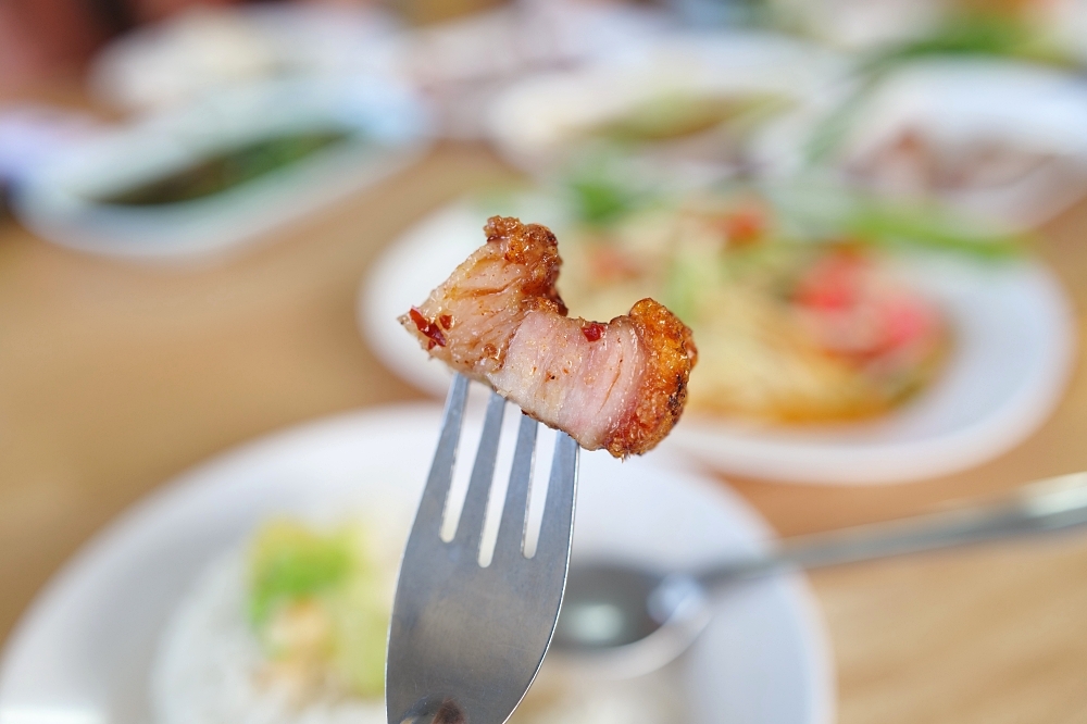 清邁美食推薦｜Neng&rsquo;s Clay Oven：酥脆到「喀啦」響的神級陶甕烤豬！ @捲捲頭 ♡ 品味生活