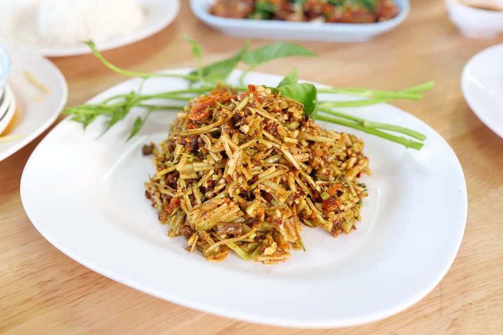 清邁美食推薦｜Neng&rsquo;s Clay Oven：酥脆到「喀啦」響的神級陶甕烤豬！ @捲捲頭 ♡ 品味生活