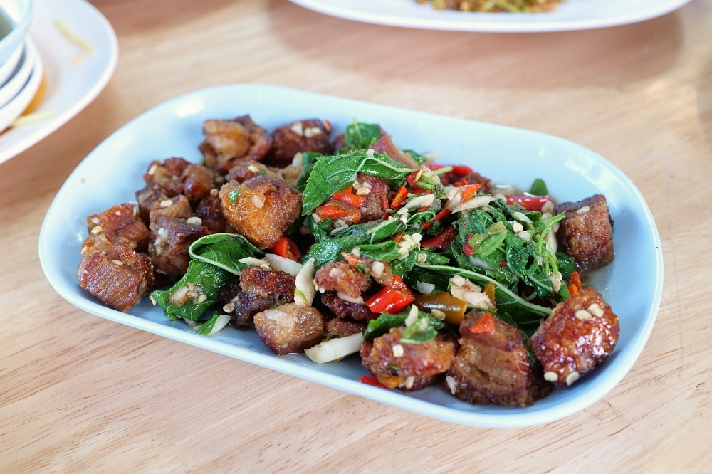 清邁美食推薦｜Neng&rsquo;s Clay Oven：酥脆到「喀啦」響的神級陶甕烤豬！ @捲捲頭 ♡ 品味生活