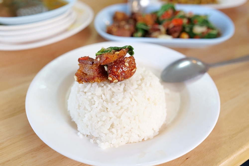 清邁美食推薦｜Neng&rsquo;s Clay Oven：酥脆到「喀啦」響的神級陶甕烤豬！ @捲捲頭 ♡ 品味生活