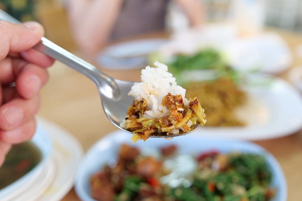 清邁美食推薦｜Neng&rsquo;s Clay Oven：酥脆到「喀啦」響的神級陶甕烤豬！ @捲捲頭 ♡ 品味生活