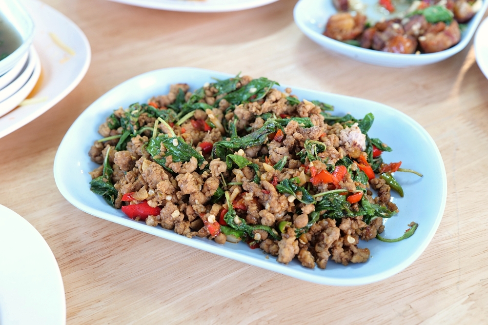 清邁美食推薦｜Neng&rsquo;s Clay Oven：酥脆到「喀啦」響的神級陶甕烤豬！ @捲捲頭 ♡ 品味生活