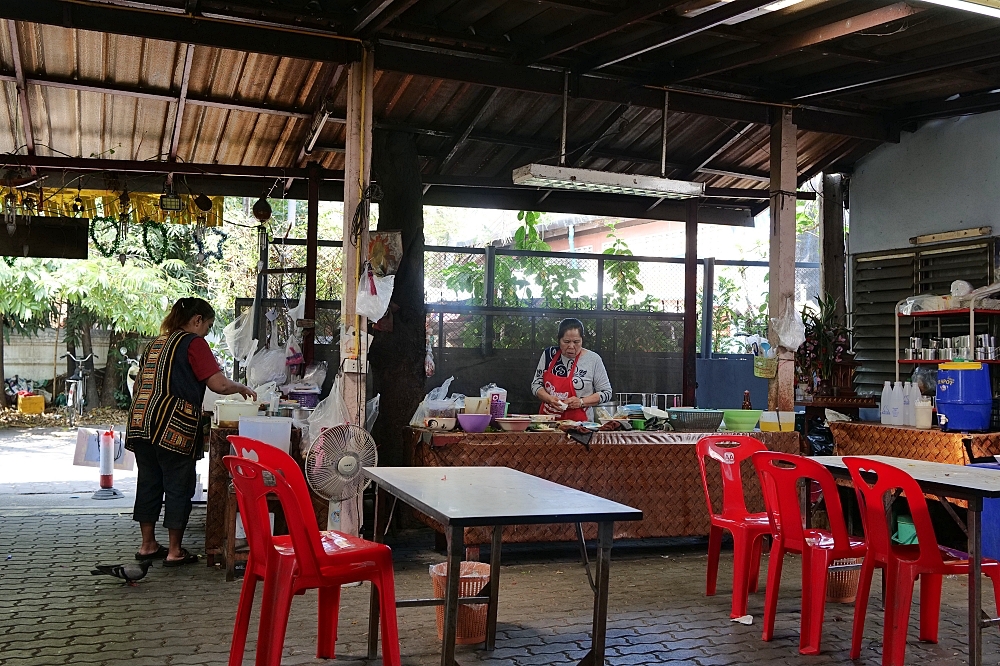 清邁美食｜Kanom Jeen Pa Pom，中文查不到的在地神店，早上 8 點就開排！ @捲捲頭 ♡ 品味生活