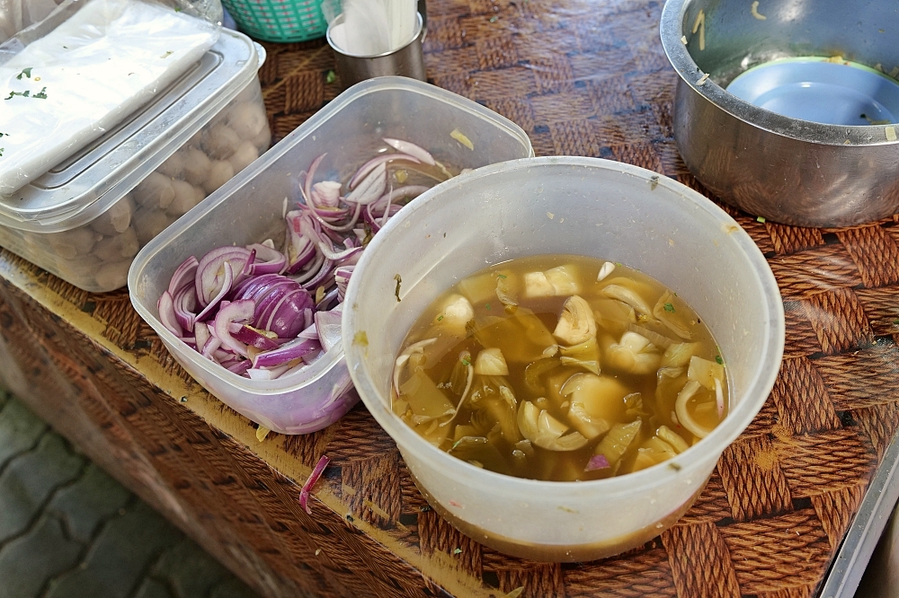 清邁美食｜Kanom Jeen Pa Pom，中文查不到的在地神店，早上 8 點就開排！ @捲捲頭 ♡ 品味生活