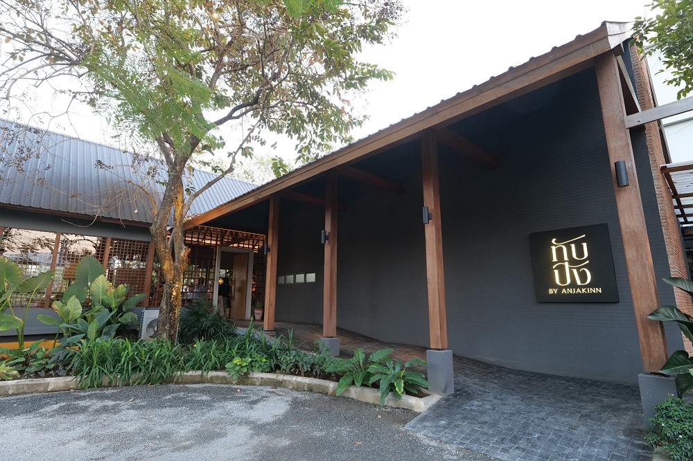 【2026清邁美食】 Paak Deng：看著古寺吃晚餐，曾獲米其林的河畔景觀餐廳 @捲捲頭 ♡ 品味生活