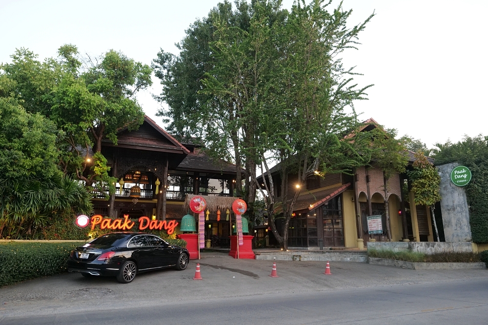 【2026清邁美食】 Paak Deng：看著古寺吃晚餐，曾獲米其林的河畔景觀餐廳 @捲捲頭 ♡ 品味生活