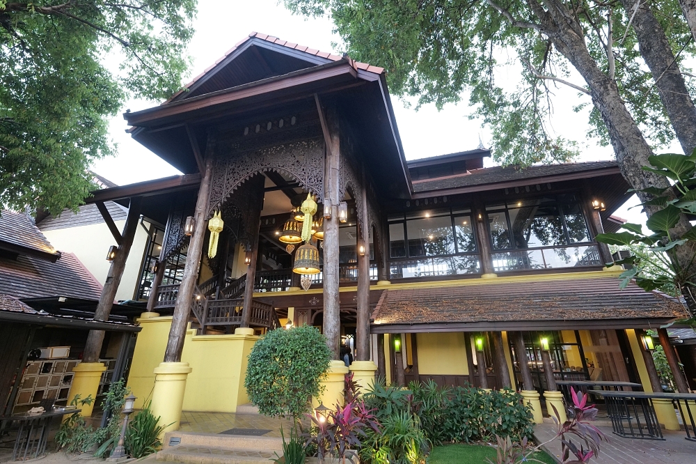 【2026清邁美食】 Paak Deng：看著古寺吃晚餐，曾獲米其林的河畔景觀餐廳 @捲捲頭 ♡ 品味生活