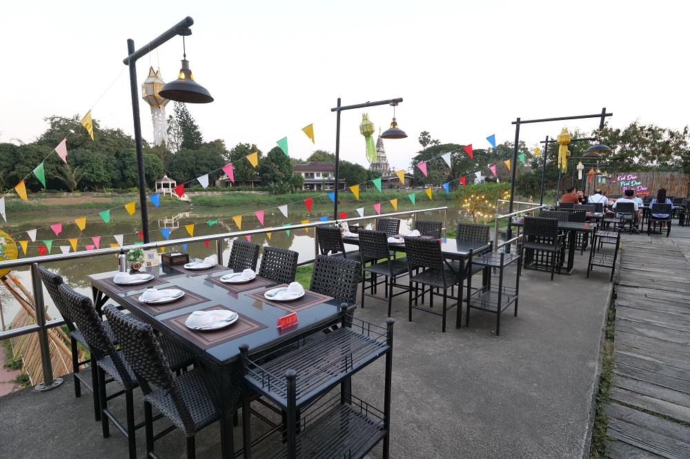 【2026清邁美食】 Paak Deng：看著古寺吃晚餐，曾獲米其林的河畔景觀餐廳 @捲捲頭 ♡ 品味生活