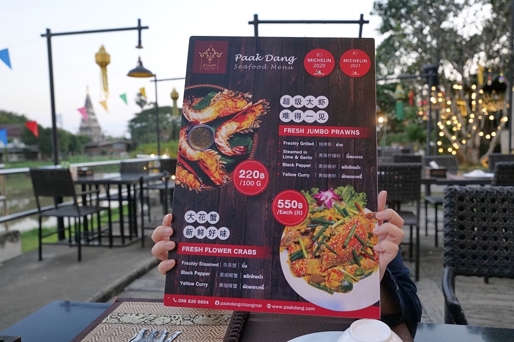 【2026清邁美食】 Paak Deng：看著古寺吃晚餐，曾獲米其林的河畔景觀餐廳 @捲捲頭 ♡ 品味生活