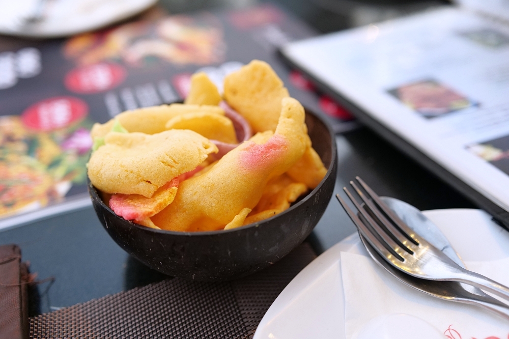 【2026清邁美食】 Paak Deng：看著古寺吃晚餐，曾獲米其林的河畔景觀餐廳 @捲捲頭 ♡ 品味生活