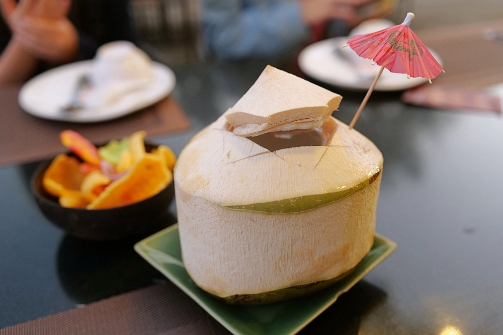 【2026清邁美食】 Paak Deng：看著古寺吃晚餐，曾獲米其林的河畔景觀餐廳 @捲捲頭 ♡ 品味生活