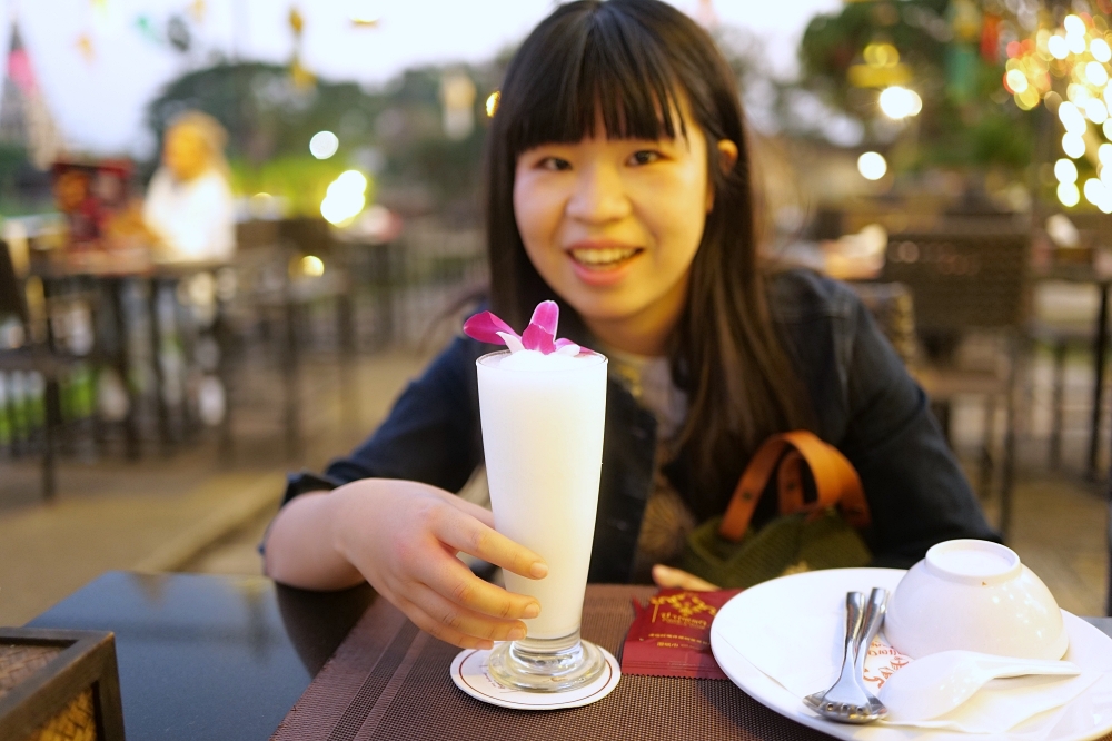 【2026清邁美食】 Paak Deng：看著古寺吃晚餐，曾獲米其林的河畔景觀餐廳 @捲捲頭 ♡ 品味生活