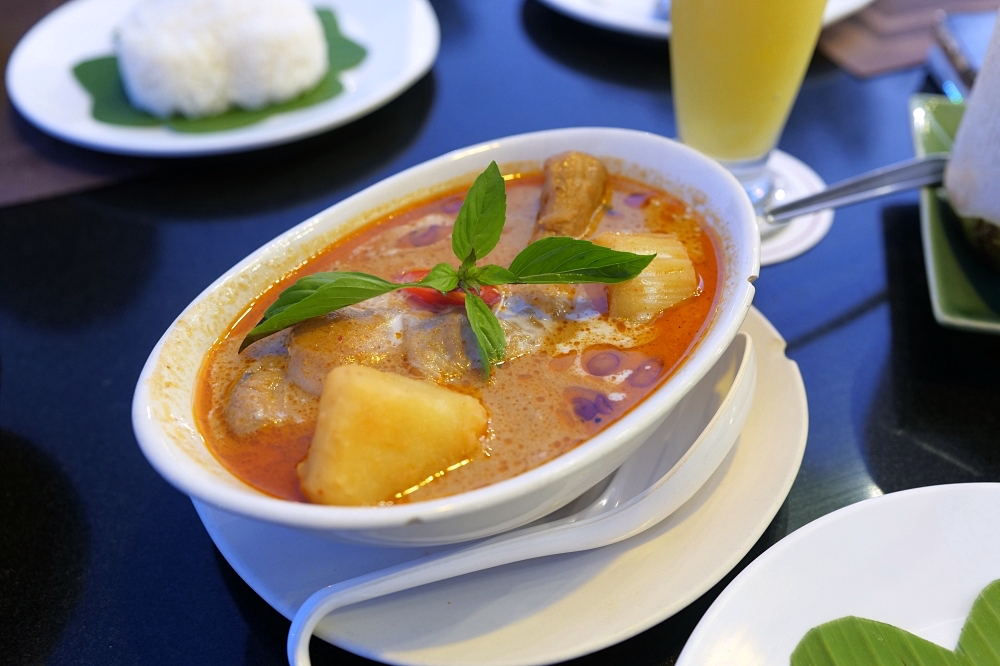 【2026清邁美食】 Paak Deng：看著古寺吃晚餐，曾獲米其林的河畔景觀餐廳 @捲捲頭 ♡ 品味生活