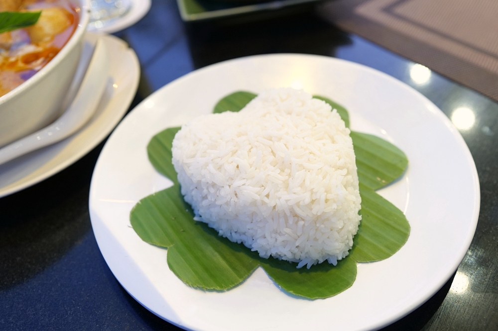 【2026清邁美食】 Paak Deng：看著古寺吃晚餐，曾獲米其林的河畔景觀餐廳 @捲捲頭 ♡ 品味生活