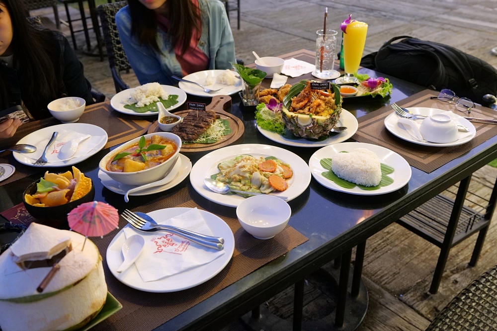 【2026清邁美食】 Paak Deng：看著古寺吃晚餐，曾獲米其林的河畔景觀餐廳 @捲捲頭 ♡ 品味生活