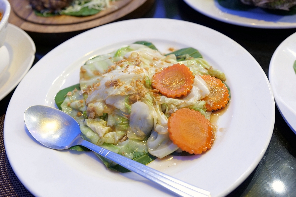 【2026清邁美食】 Paak Deng：看著古寺吃晚餐，曾獲米其林的河畔景觀餐廳 @捲捲頭 ♡ 品味生活