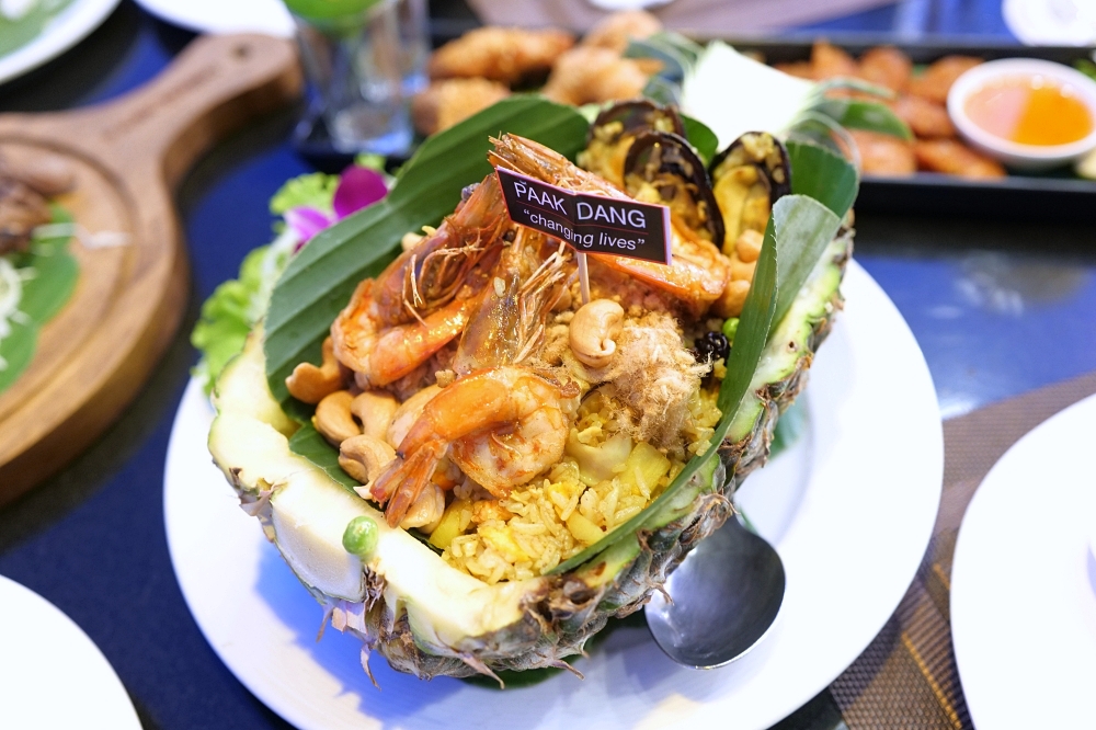 【2026清邁美食】 Paak Deng：看著古寺吃晚餐，曾獲米其林的河畔景觀餐廳 @捲捲頭 ♡ 品味生活