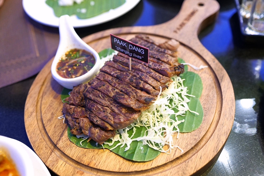 【2026清邁美食】 Paak Deng：看著古寺吃晚餐，曾獲米其林的河畔景觀餐廳 @捲捲頭 ♡ 品味生活