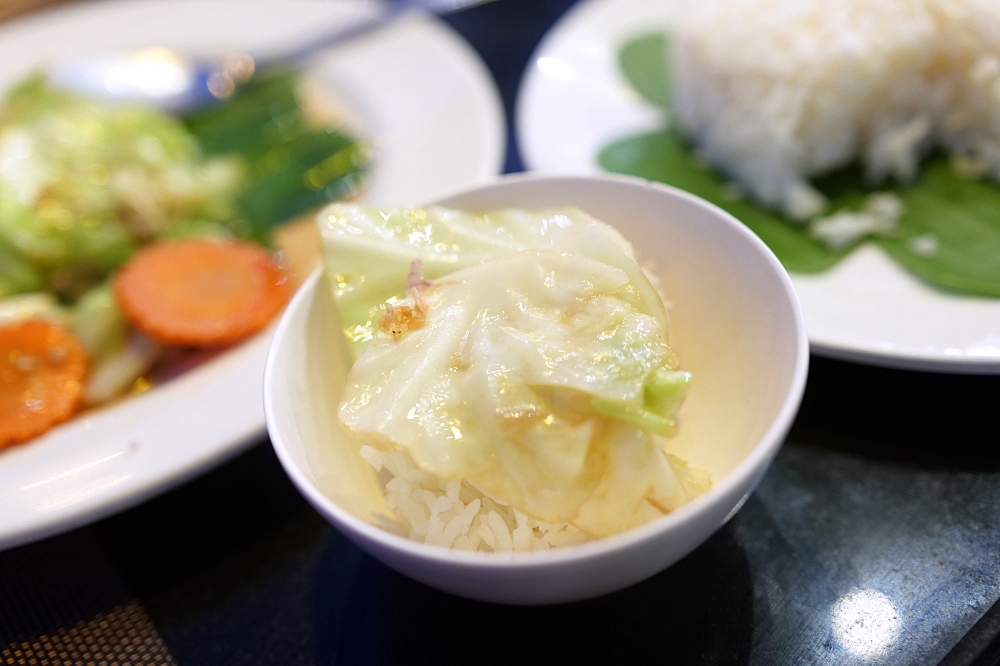 【2026清邁美食】 Paak Deng：看著古寺吃晚餐，曾獲米其林的河畔景觀餐廳 @捲捲頭 ♡ 品味生活