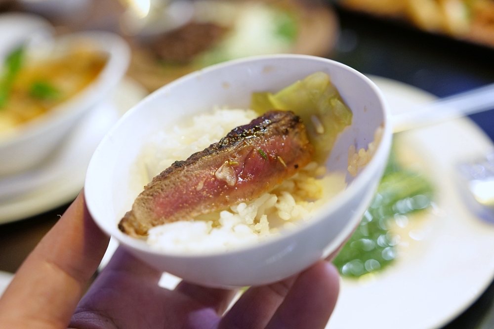 【2026清邁美食】 Paak Deng：看著古寺吃晚餐，曾獲米其林的河畔景觀餐廳 @捲捲頭 ♡ 品味生活