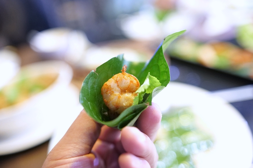 【2026清邁美食】 Paak Deng：看著古寺吃晚餐，曾獲米其林的河畔景觀餐廳 @捲捲頭 ♡ 品味生活