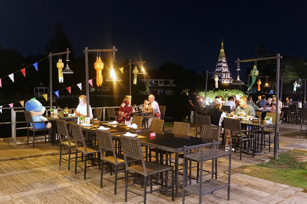 【2026清邁美食】 Paak Deng：看著古寺吃晚餐，曾獲米其林的河畔景觀餐廳 @捲捲頭 ♡ 品味生活