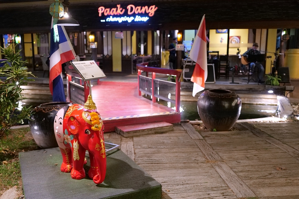 【2026清邁美食】 Paak Deng：看著古寺吃晚餐，曾獲米其林的河畔景觀餐廳 @捲捲頭 ♡ 品味生活