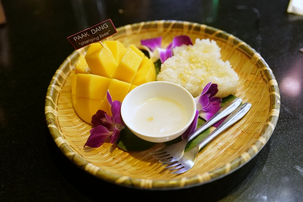 【2026清邁美食】 Paak Deng：看著古寺吃晚餐，曾獲米其林的河畔景觀餐廳 @捲捲頭 ♡ 品味生活