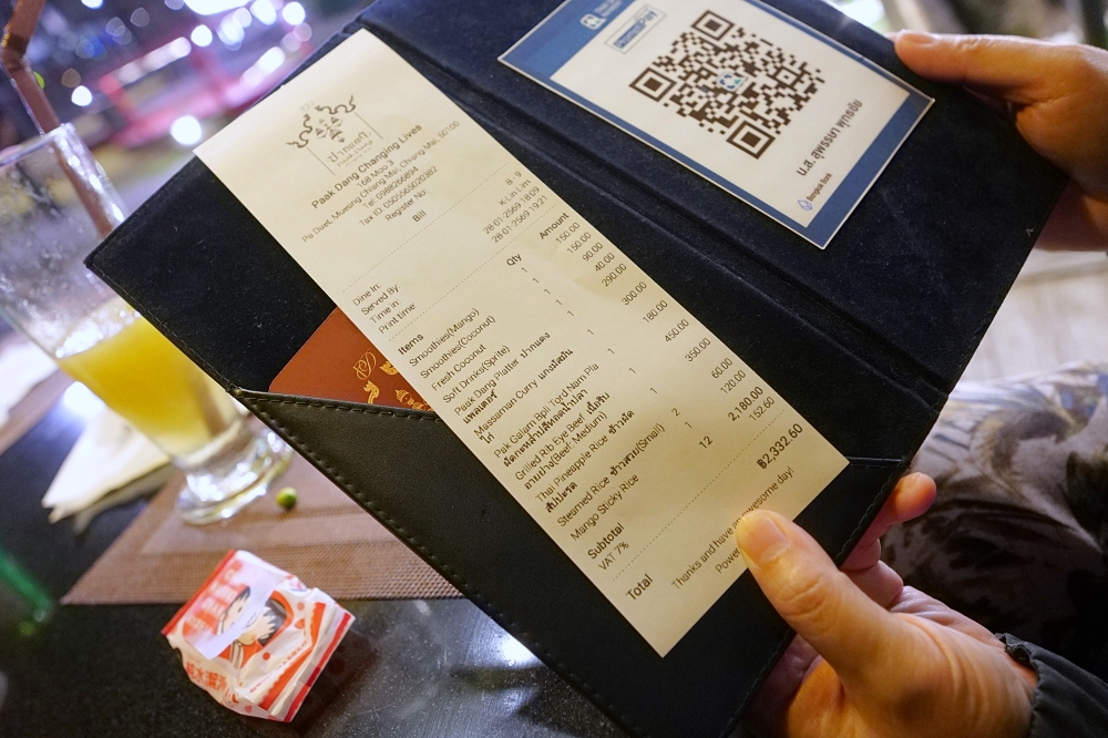 【2026清邁美食】 Paak Deng：看著古寺吃晚餐，曾獲米其林的河畔景觀餐廳 @捲捲頭 ♡ 品味生活