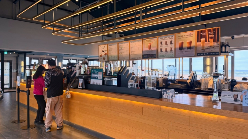 福隆景點推薦｜星巴克福隆觀海門市：海景第一排，看海放空首選！ @捲捲頭 ♡ 品味生活