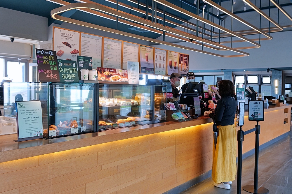 福隆景點推薦｜星巴克福隆觀海門市：海景第一排，看海放空首選！ @捲捲頭 ♡ 品味生活