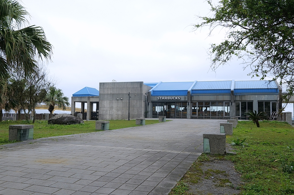 福隆景點推薦｜星巴克福隆觀海門市：海景第一排，看海放空首選！ @捲捲頭 ♡ 品味生活