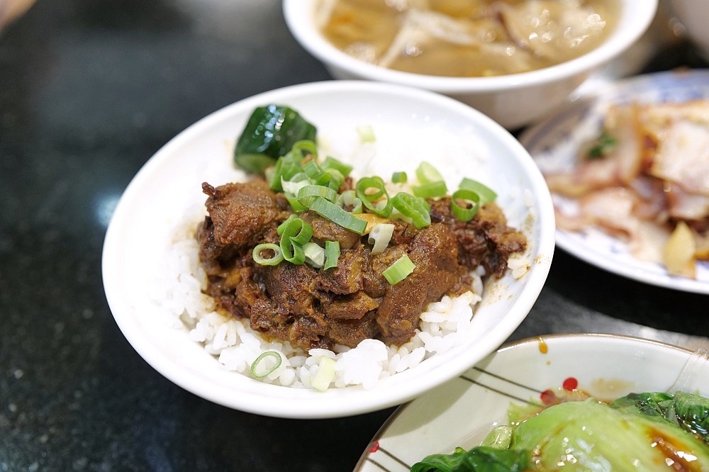 【礁溪美食】 玉仁八寶冬粉 1號店：配料滿滿的八寶冬粉與多樣小菜 @捲捲頭 ♡ 品味生活