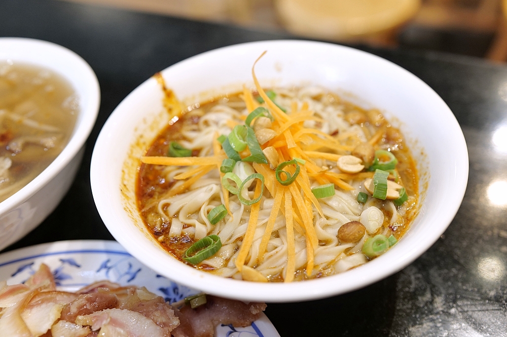 【礁溪美食】 玉仁八寶冬粉 1號店：配料滿滿的八寶冬粉與多樣小菜 @捲捲頭 ♡ 品味生活