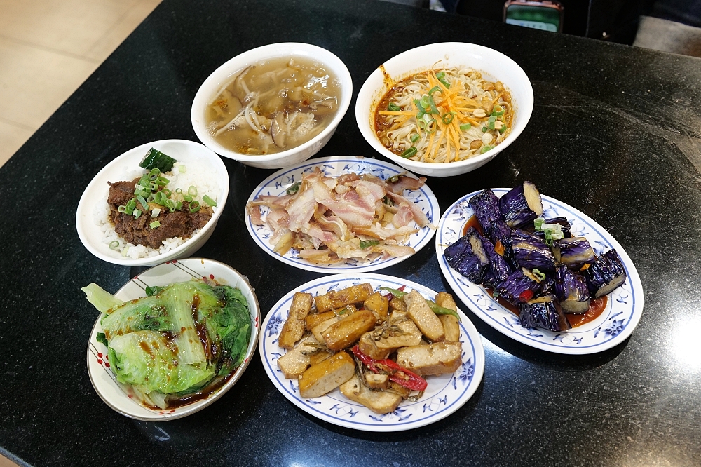 【礁溪美食】 玉仁八寶冬粉 1號店：配料滿滿的八寶冬粉與多樣小菜 @捲捲頭 ♡ 品味生活