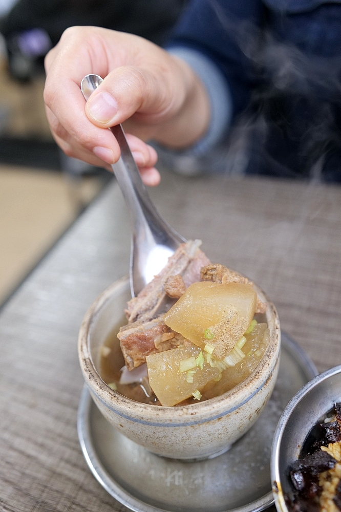 【北投市場美食】 矮仔財滷肉飯好吃嗎？內行必點大腸頭，太晚來真的吃不到 @捲捲頭 ♡ 品味生活