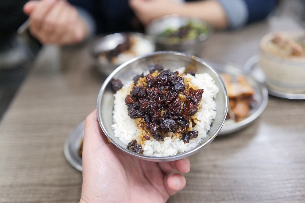 【北投市場美食】 矮仔財滷肉飯好吃嗎？內行必點大腸頭，太晚來真的吃不到 @捲捲頭 ♡ 品味生活