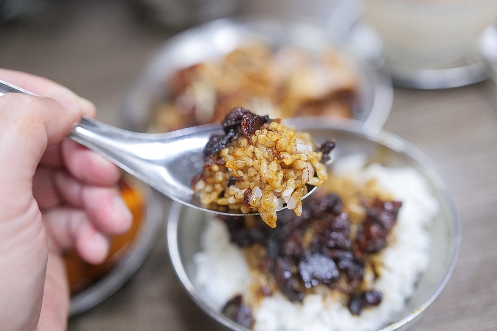 【北投市場美食】 矮仔財滷肉飯好吃嗎？內行必點大腸頭，太晚來真的吃不到 @捲捲頭 ♡ 品味生活