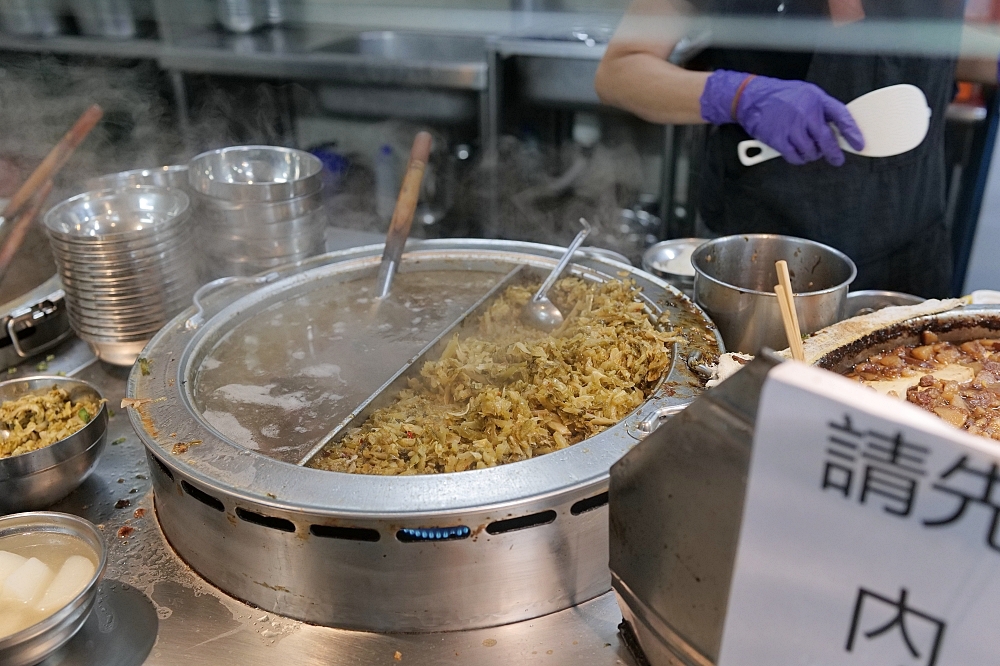 【北投美食】 黃家酸菜滷肉飯：在地人激推！酸菜配半熟蛋超銷魂 @捲捲頭 ♡ 品味生活