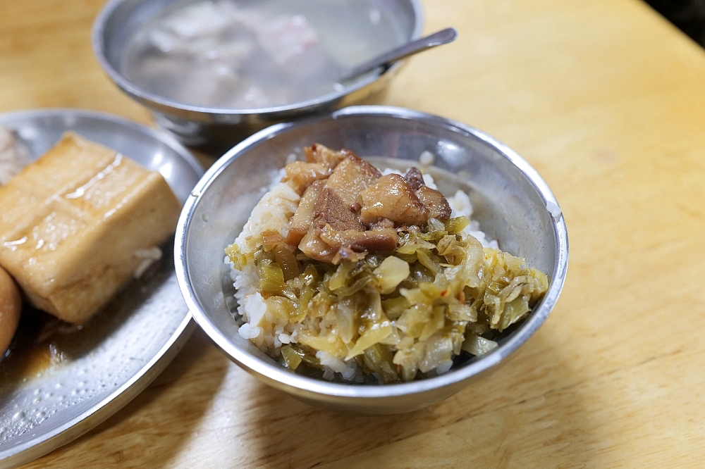 【北投美食】 黃家酸菜滷肉飯：在地人激推！酸菜配半熟蛋超銷魂 @捲捲頭 ♡ 品味生活
