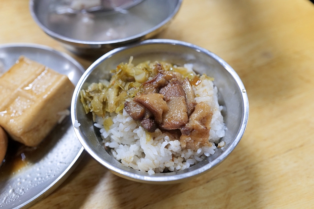 【北投美食】 黃家酸菜滷肉飯：在地人激推！酸菜配半熟蛋超銷魂 @捲捲頭 ♡ 品味生活